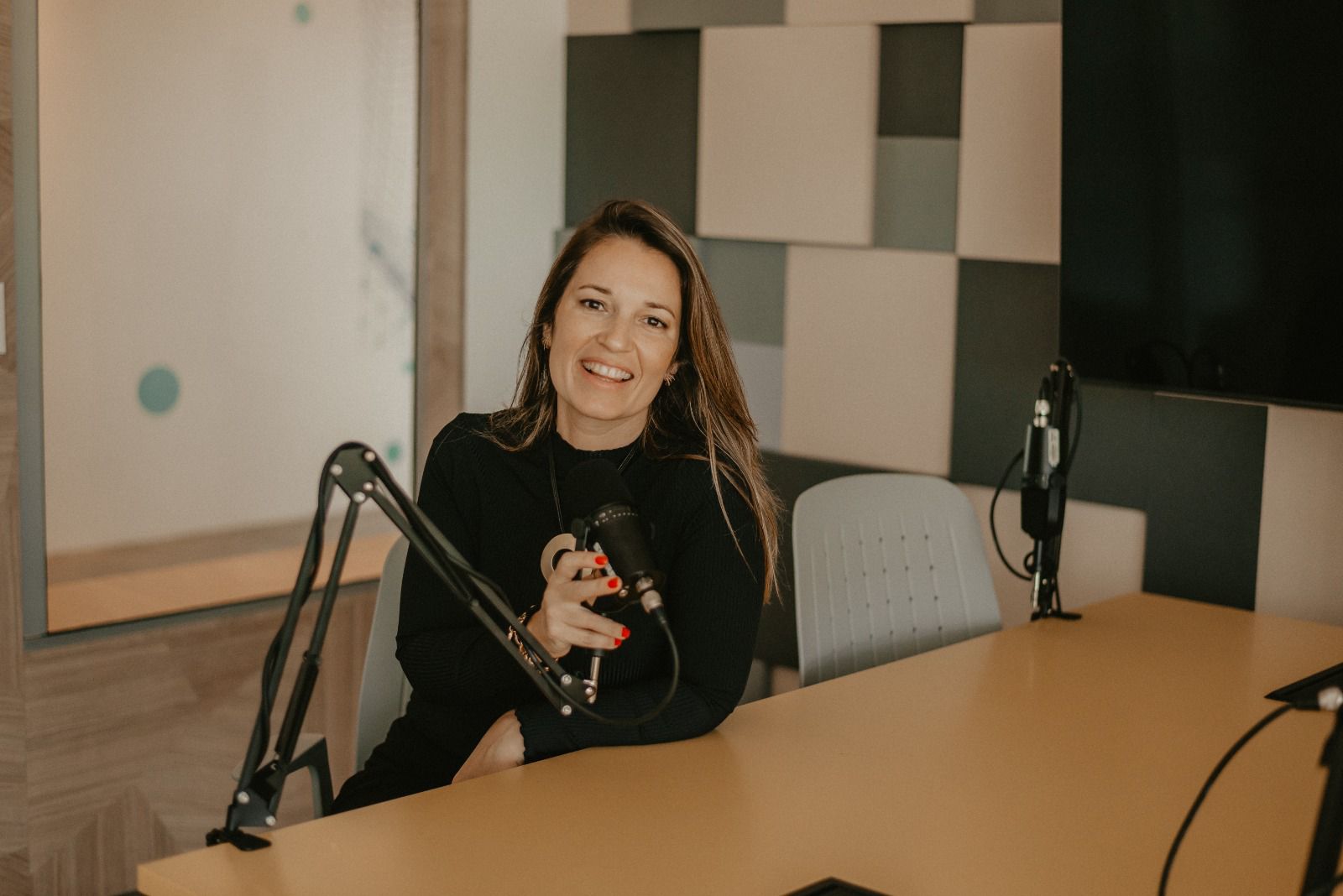 Taís Saraiva em estúdio de podcast